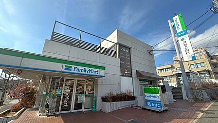ファミリーマート 北落合二丁目店 680m