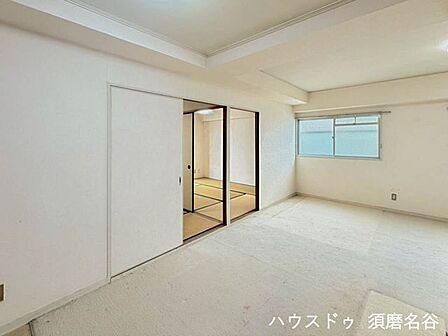 隣接する和室の引き戸を開放すれば、さらに広々とした大空間に。来客時やライフスタイルの変化に合わせてフレキシブルに使えます。