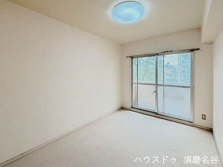 窓から自然光がたっぷりと入る、明るく開放感のある洋室。主寝室や子供部屋、テレワーク用の書斎など多彩な用途で活用できます。