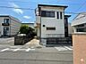 外観：前面道路の日当たりの良い明るいお家。