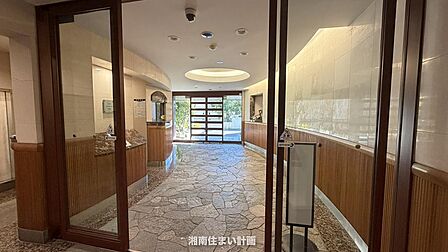 エントランスにはオートロックシステムを導入。室内からTVモニターで来訪者の確認が可能、防犯に配慮した安心の設備です。