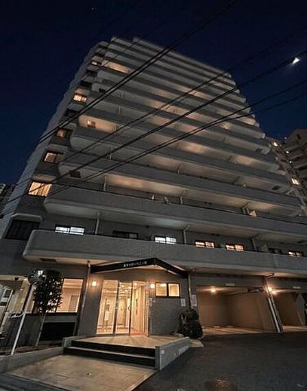 安定感のあるSRC造の外観が、家族を守る安心の住まいをスマートに実現。※AIにより夜間のイメージに加工した画像になりますので実際とは異なります。