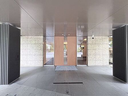 重厚感溢れるエントランスは、マンションの一つの特徴でもあります。セキュリティーに守られている館内は静寂な中が保たれており、管理が行き届いている印象を受けました。