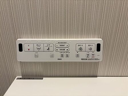 ウォシュレットのついた温水洗浄便座のトイレです。暖房便座、脱臭、乾燥機能などを搭載し、トイレットペーパーの使用量を減らして清潔を保ちます。