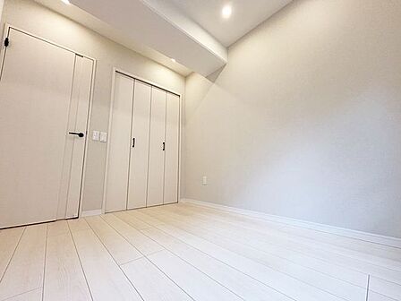 明るい居室は落ち着いたくつろぐ空間になります。明るい日差しで目覚めることができ、作業や勉強、趣味に集中できる自室での自分時間を存分に楽しみましょう。