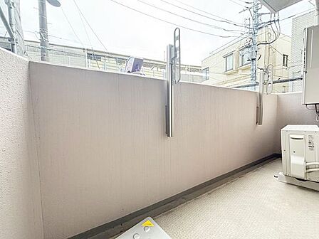 南側バルコニーなので1日を通して日当たりが良いこと、それにより日中室内が明るく暖かくなります。洗濯物が早く乾きやすい、冬場の暖房費を節約できる、ガーデニングに適しているといった利点があります!