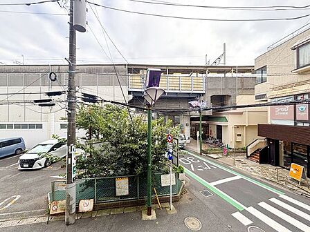 バルコニーからの眺望です。隣接する建物とは距離が離れているのでしっかりと太陽の光が差し込みます。家族の洗濯物やお布団を干してすっきりとした毎日を過ごしましょう。
