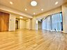 リビング/ダイニング：ホワイトで統一された部屋は清潔感やラグジュアリーな雰囲気を演出します。さらに、部屋を明るく広く見せてくれるのでどんな家具も合わせやすく、居心地のいい空間になります♪