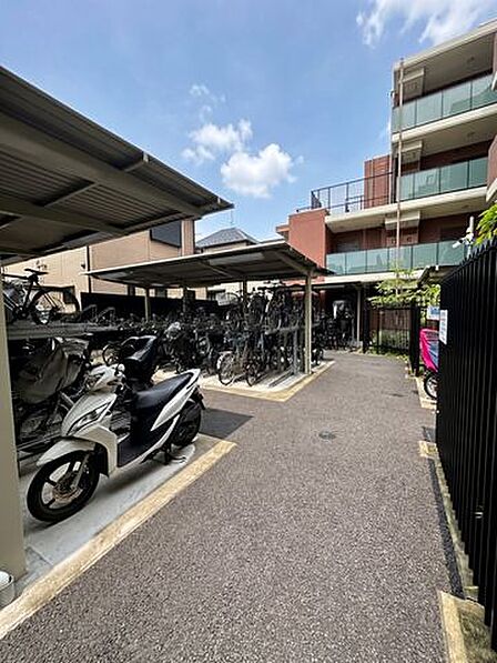敷地内に屋根付きの駐輪場があるので悪天候でも安心です、住居者専用なので防犯面も安心してご利用いただけます。空き状況はお気軽にご確認ください。