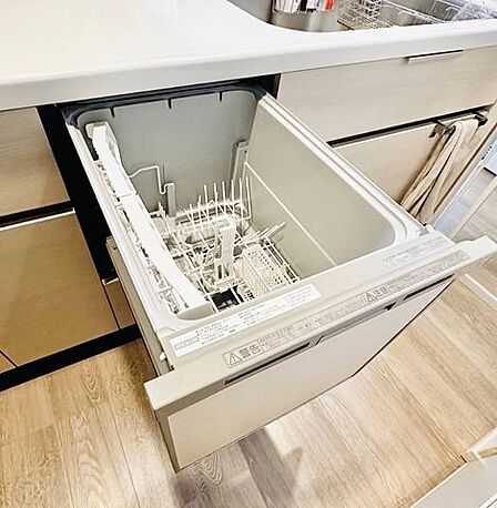 食洗機は手洗いよりも清潔に洗い、除菌効果もあり、手荒れの予防にもつながります。また、時間短縮や節水、節電にも貢献し、家事の負担を軽減してくれます。家事効率もUP!