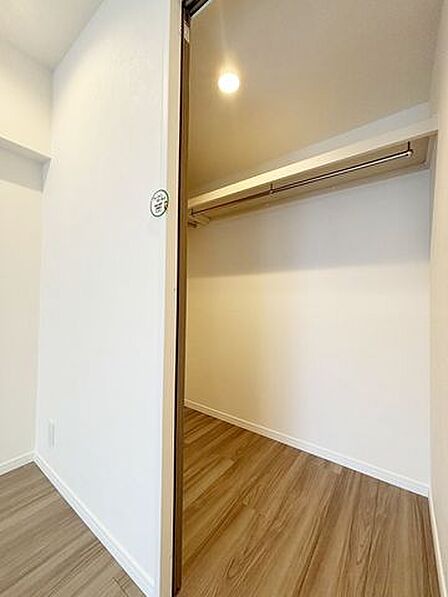 お子様のお部屋や寝室としても使いやすい洋室。フローリング仕様のためお掃除も簡単で、清潔感のある住空間を保てます。収納と組み合わせれば、すっきりとした暮らしが実現できます。