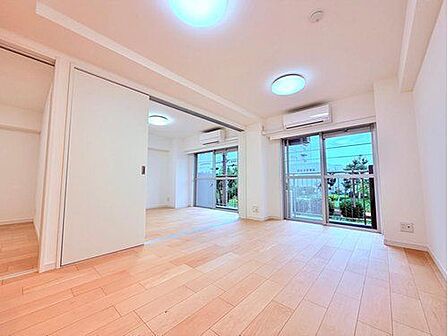 全室クロスやフローリングが張替された明るいLDK空間。自然光が心地よく差し込み、ご家族みんなが自然と集まりたくなるあたたかなリビングライフと寛ぎの時間を叶えます。
