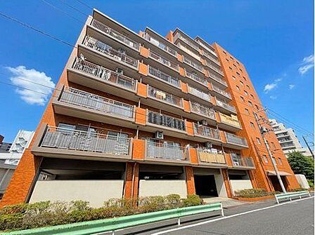 横十間川親水公園沿いに位置する落ち着いた印象のマンション外観。セキュリティ充実のオートロックが備わり、都市近郊でありながら安心感と穏やかさを兼ね備えた佇まいです。