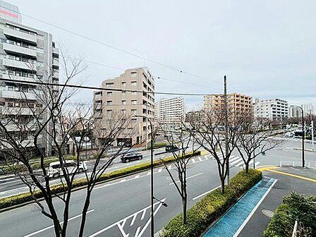 外観は街に馴染むクリーム色。バルコニーもしっかりと腰壁で囲むことで外部からの視線が届かず、プライバシーの確保やセキュリティ面でも安心の内廊下設計も採用しています。