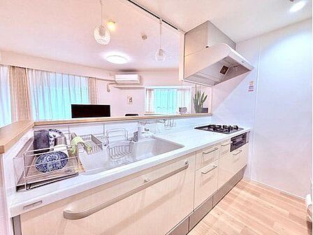 機能性とデザイン性を兼ね備えた、使い勝手の良い空間。作業スペースをゆったり確保し、調理や配膳もスムーズに行えます。収納も充実しており、調理器具や食器、ストック品までしっかり整理整頓。