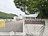 周辺：宝塚市立すみれガ丘小学校 徒歩11分。 880m