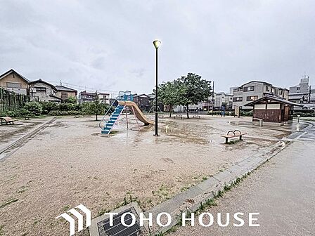 駅までの通り道のある街中のオアシス「南部公園」まで徒歩3分。 220m