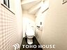 トイレ：温水洗浄機能付き便座が新設されています。当たり前ですが、気になる水周り関係が全て新品というのも新築物件ならではですから、気持ちよく新生活が始められます。