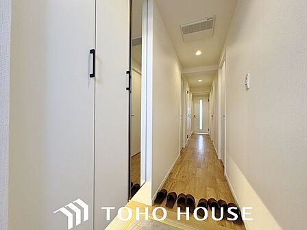 「行ってきます」と「ただいま」は、この玄関から始まります。清潔感のある空間を保てるよう、収納スペースを広く設けておりますので、たくさんある靴もすべて収納して頂け、玄関をスッキリ綺麗な空間に纏めます。