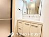 洗面：十分な大きさの洗面台は、身だしなみチェックや歯磨きなど、朝の慌ただしい時間でもホテルライクなスペースで余裕とゆとりを感じて頂けます。
