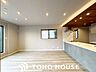 リビング/ダイニング：【リビング】長時間過ごす場所だから、その空間は住まい全体の居心地を優先。