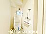 トイレ：ホワイトを基調とした、清潔感あふれるシンプルなトイレ空間。限られたスペースながらも、お手入れのしやすい床材やクロスが採用されており、日々の掃除がスムーズに行える機能的な造りに仕上がっています。