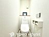 トイレ：快適にお使いいただける温水洗浄便座付きのトイレです。掃除用品などを隠してしまえる便利な収納スペースがあり、スッキリと清潔な空間を保てます。