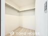 収納：ウォークインクローゼット完備！各部屋に必要な量の収納があるか、高さ・奥行きは適度で、活用しやすいものになっているか。 量だけでなく、位置によっても変わる「収納力」を子どもの成長も加味して確認しよう。