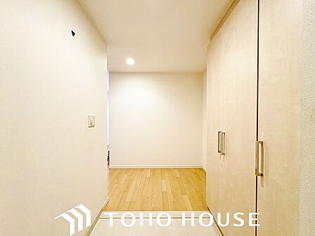 靴が散らかりがちな玄関には天井まで高さのあるシューズボックスを設け、整理整頓された空間を保てそう。可動棚になっていますので、長靴やブーツもスッキリ片付きます。