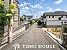 外観：南に向かって下り坂の前面道路。ひな壇宅地のため、陽当たり、眺望の良さが期待できます♪
