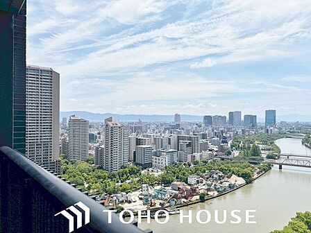 前面に極端な遮蔽物がなく、程よい開放感を確保した窓からの眺望。外からの視線が直接気になりにくい配置(または距離感)が保たれており、室内にいながら周囲の落ち着いた住環境を確認できる安心の景色です。