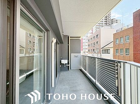 充分な広さが確保されたバルコニー。日当たりのよい住宅エリアですので、多くの陽光が降り注ぎ、室内には陽だまりを生み出してくれます。
