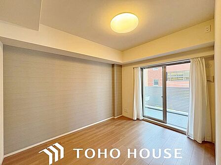 住まう方自身でカスタマイズして頂けるように「シンプル」にデザインされた室内。家具やレイアウトでお好みの空間を創り上げられます。