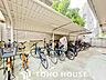 駐車場：屋根付きの駐輪場。雨を防ぎながら置いておけるのも嬉しいポイント。