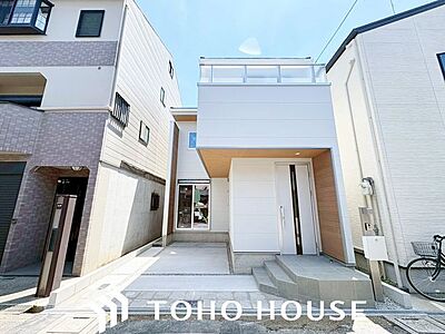 外観:陽光を効率よく取り込めるよう、窓の配置や建物の形状に配慮された設計。外からの視線を適度に遮りながらも、室内に明るい光と心地よい風を届ける工夫が外観デザインからも見て取れます。 外観:陽光を効率よく取り込めるよう、窓の配置や建物の形状に配慮された設計。外からの視線を適度に遮りながらも、室内に明るい光と心地よい風を届ける工夫が外観デザインからも見て取れます。