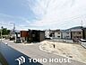 その他：日々の暮らしに心地よいゆとりを与えてくれる、窓からのスッキリとした景色。空を近くに感じられる開放感があり、日中は室内に明るい光をもたらすため、天候や季節の移り変わりを身近に実感できる眺望です。