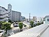 その他：日々の暮らしに心地よいゆとりを与えてくれる、窓からのスッキリとした景色。空を近くに感じられる開放感があり、日中は室内に明るい光をもたらすため、天候や季節の移り変わりを身近に実感できる眺望です。