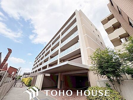 陽光を効率よく取り込めるよう、窓の配置や建物の形状に配慮された設計。外からの視線を適度に遮りながらも、室内に明るい光と心地よい風を届ける工夫が外観デザインからも見て取れます。