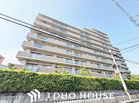 周囲の街並みと美しく調和する、洗練されたデザインの外観。飽きのこないシンプルなカラーリングとスタイリッシュなフォルムが、住まいとしてのクオリティの高さと落ち着いた佇まいを演出します。