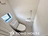 トイレ：ホワイトを基調とした、清潔感あふれるシンプルなトイレ空間。限られたスペースながらも、お手入れのしやすい床材やクロスが採用されており、日々の掃除がスムーズに行える機能的な造りに仕上がっています