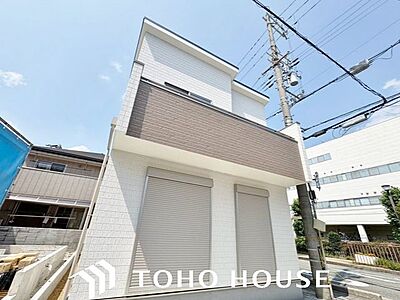 外観:モダンなサイディングやアクセントカラーを効果的に配した、意匠性の高い外観デザイン。細部の部材やサッシの配置にまでこだわることで、シンプルながらも単調にならない立体的な美しさを表現しています。 外観:モダンなサイディングやアクセントカラーを効果的に配した、意匠性の高い外観デザイン。細部の部材やサッシの配置にまでこだわることで、シンプルながらも単調にならない立体的な美しさを表現しています。