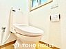 トイレ：ウォシュレット機能付きのトイレは、収納が付いて実用性も兼ね備えた造り。