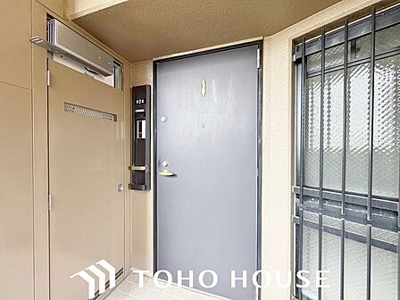 共用廊下側からの視線や防犯面に配慮された、シンプルでオーソドックスなマンションの玄関扉。新聞受けやインターホンがコンパクトにまとまっており、毎日の通行がスムーズに行える機能的な造りです。