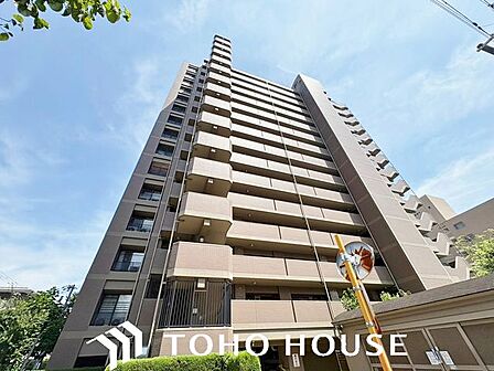 周囲の街並みと美しく調和する、洗練されたデザインの外観。飽きのこないシンプルなカラーリングとスタイリッシュなフォルムが、住まいとしてのクオリティの高さと落ち着いた佇まいを演出します。