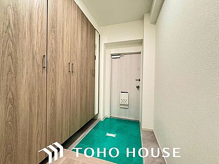 玄関周りは高級感と断熱性・防犯性に優れてなければいけません。ピッキング対策に優れたセキュリティサムターン等・玄関扉も進化しています。快適な住まいには安心も添えてありますね。
