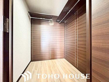 余分なものをまとめて収納してお部屋の中をすっきりできるウォークインクローゼット。衣類をまとめてしまえるため管理がしやすくスーツケースやゴルフバッグ、スキー用品といった大型用品や季節品まで収納が可能です