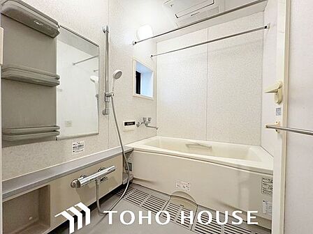 一日の疲れを穏やかに癒す、清潔感あふれるバスルーム。ゆったりと浸かれる浴槽や、水はけが良くお手入れのしやすい床材など、日々の使い勝手とメンテナンスのしやすさに配慮された快適な機能美空間です。