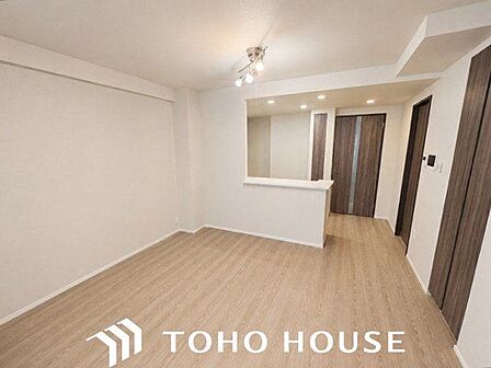 お料理をしながらでもリビング全体に視線が届きやすく、ご家族との距離感を近くに感じられるため、日々のコミュニケーションが自然と弾みます。※現況写真にAIによる画像処理(家具等を消す)がされています。