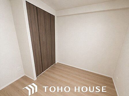 日中は自然光が室内に心地よく行き渡り、爽やかな空間を演出します。毎日の目覚めを心地よく迎えられるため、主寝室としての利用にもおすすめです。※現況写真にAIによる画像処理(家具等を消す)がされています。