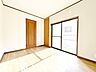 洋室：クローゼットには洋服や本を収納できるので、お部屋はすっきり広々と使うことができます。お好みの家具を自由にレイアウトしてください。